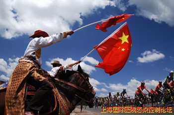 牧民群众在路旁为车手们加油助威.jpg